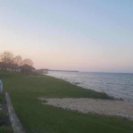 Bayview Lakefront Inn Saint Ignace Bagian luar foto