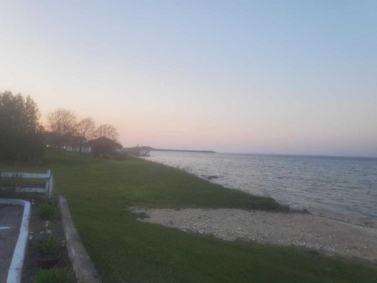 Bayview Lakefront Inn Saint Ignace Bagian luar foto
