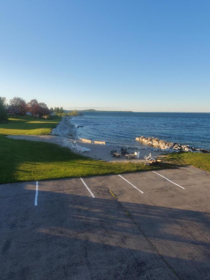 Bayview Lakefront Inn Saint Ignace Bagian luar foto