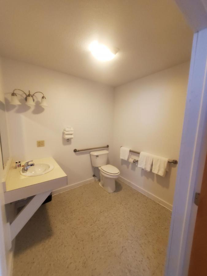 Bayview Lakefront Inn Saint Ignace Bagian luar foto