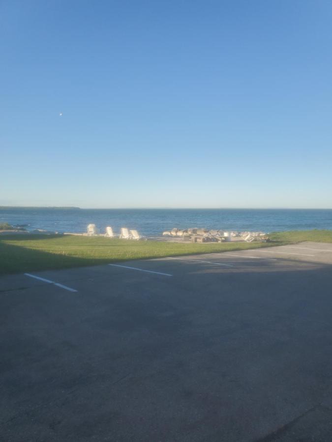 Bayview Lakefront Inn Saint Ignace Bagian luar foto