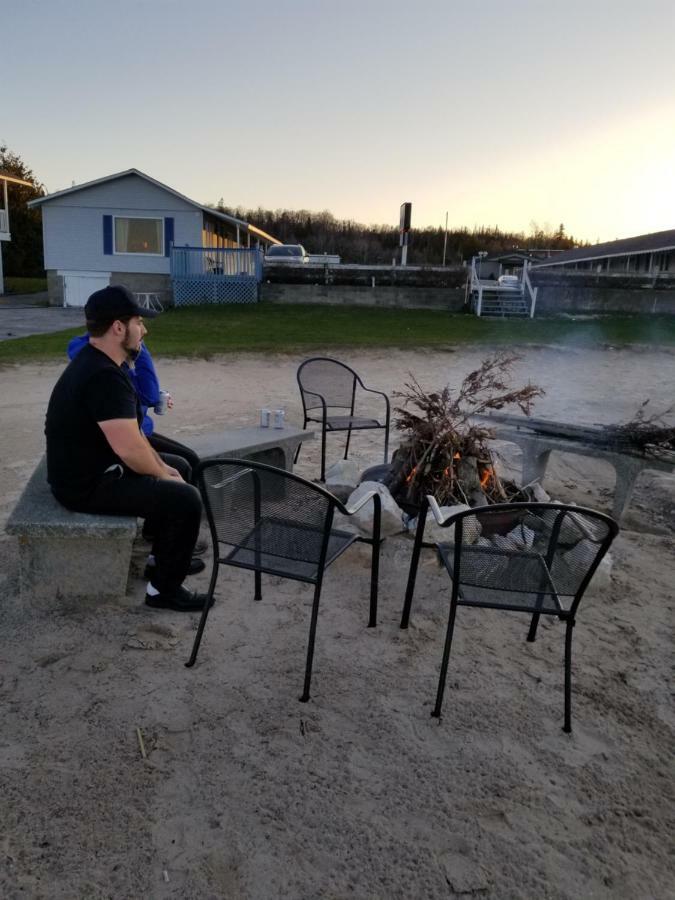 Bayview Lakefront Inn Saint Ignace Bagian luar foto